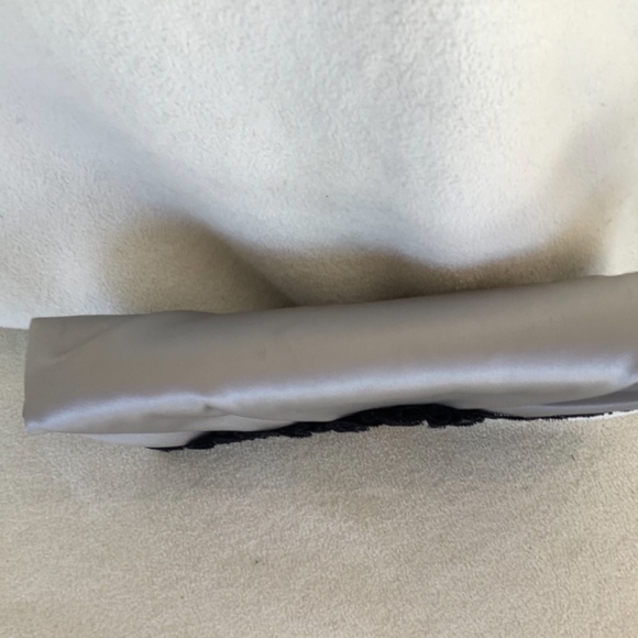 Satin and lace clutch - Picture 4 of 9